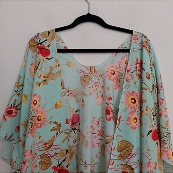 One Size Fits Most Beautiful Floral Kimono - Picture 3 of 7